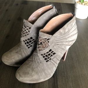 Elie Tahiti heels color tan suede size 10